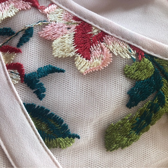 🌺 Soft Pink Blouse with Mesh Inserts 🌺 - Picture 3 of 15